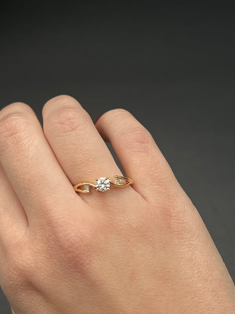 Anillo 3 stone de amarillo 14 k