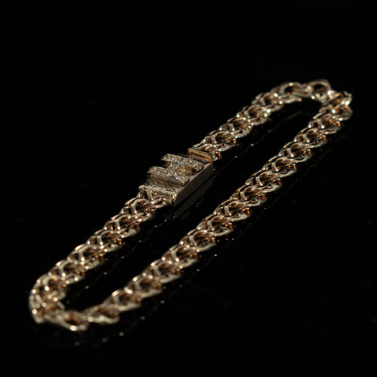 Pulso Tejido Chino de 5 mm e Inicial en Broche